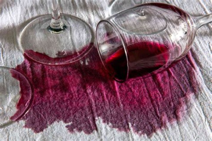 Does baking soda remove red wine stains?