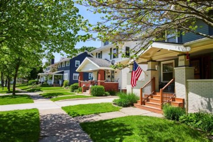 How do real estate auctions work?
