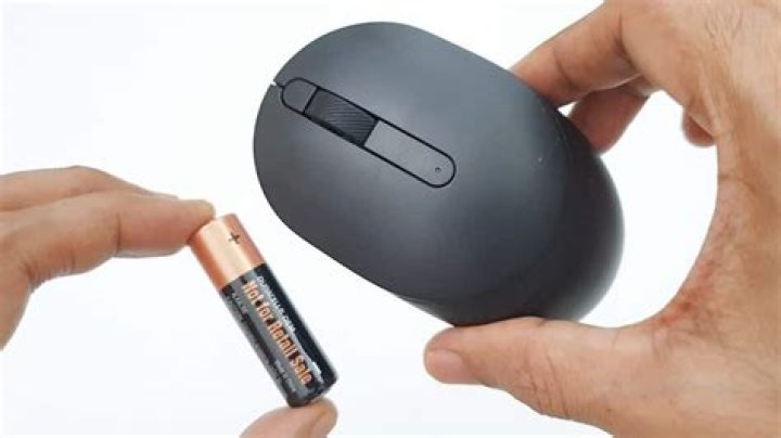 How do you replace the battery in a Dell mouse?