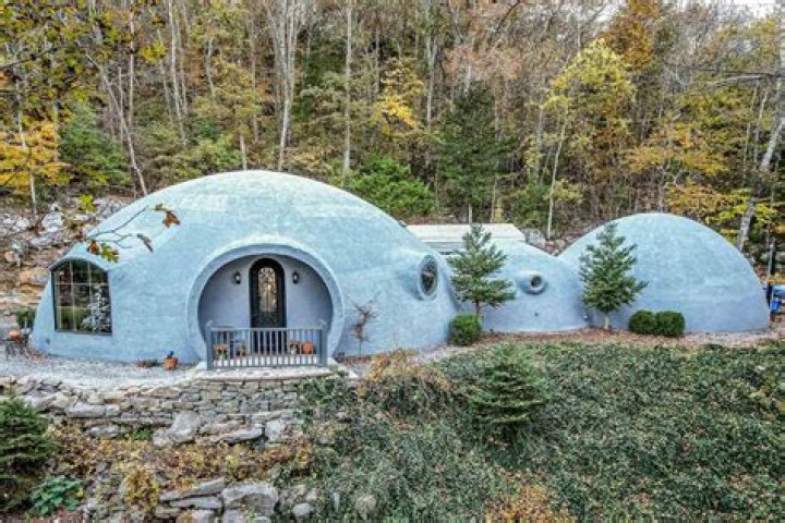 How much does it cost to build a monolithic dome?