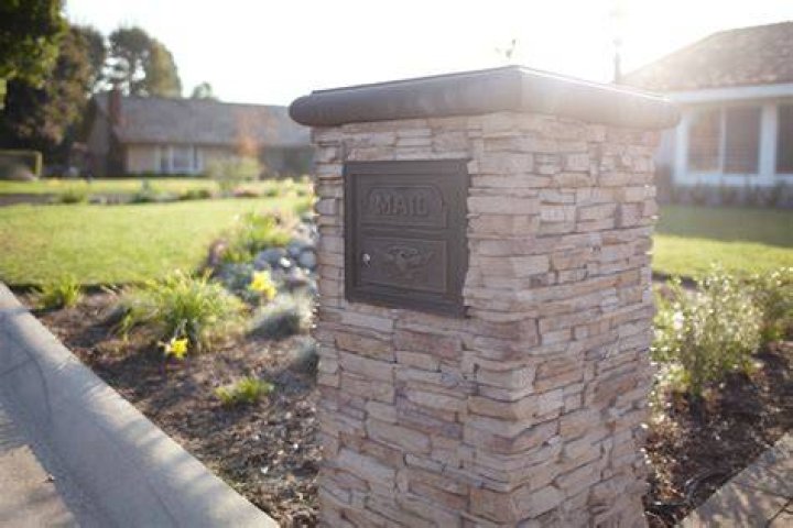 How much does it cost to build a stone mailbox?