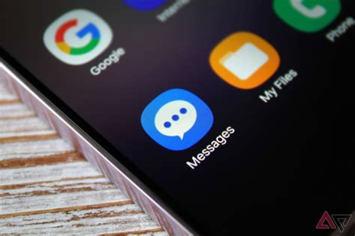 Which messaging services can send a message to multiple subscribers simultaneously?