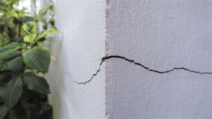Why does lime plaster crack?